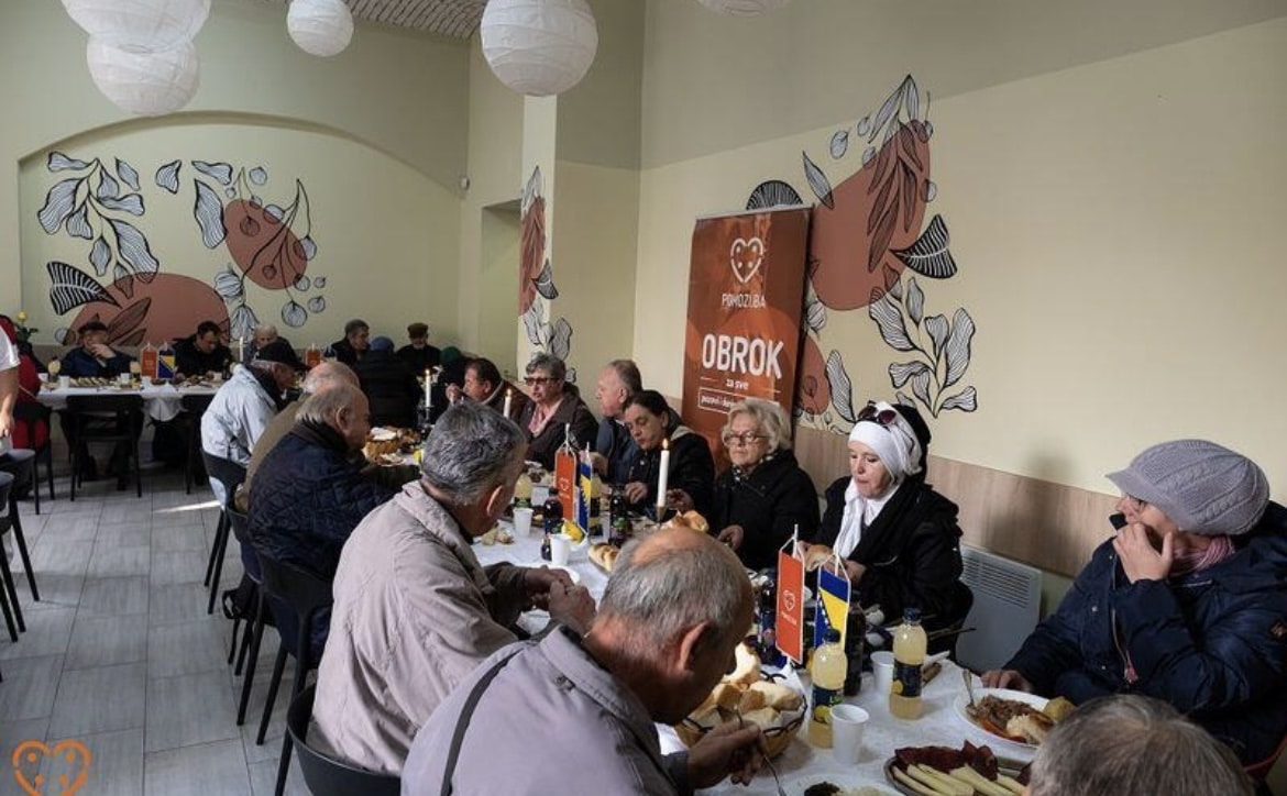 Pomozi.ba: Svečani ručak za korisnike restorana dobre volje